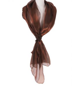 Kastanjebruine organza stola met rozen corsage