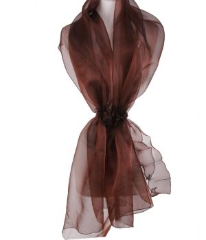 Kastanjebruine organza stola met rozencorsage