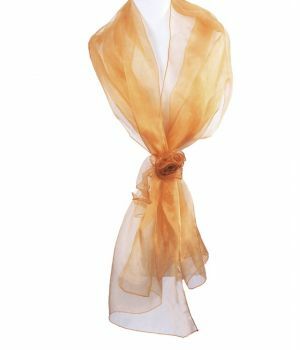 Cognackleurige organza stola met rozen corsage 