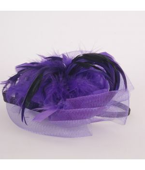 Paarse tule fascinator op diadeem met sinamay bogen en veren