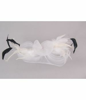 Witte fascinator met tule, coq- veren en bogen op haarkam