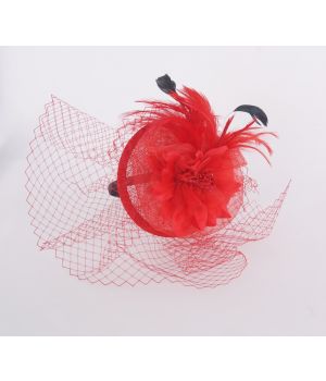 Rode fascinator met tule sluier, veren en een bloem