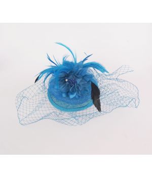 Turquoise fascinator met tule sluier