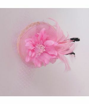 Lichtroze fascinator met tule sluier