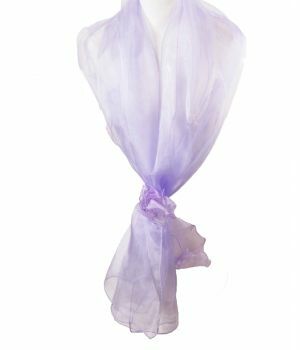 Lavendelkleurige organza stola met rozen-corsage