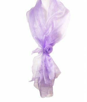 Licht lila organza stola met rozencorsage