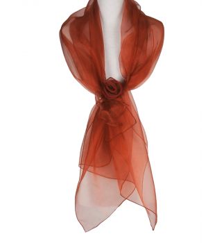 Roestbruine organza stola met rozen corsage 